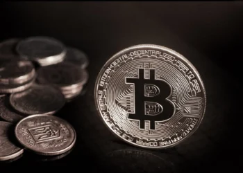Bitcoin (BTC) atinge uma queda de mais de 13% devido ao ‘tarifaço’ de Trump, que abala as criptomoedas hoje; entenda a situação