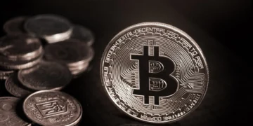 Bitcoin (BTC) atinge uma queda de mais de 13% devido ao ‘tarifaço’ de Trump, que abala as criptomoedas hoje; entenda a situação