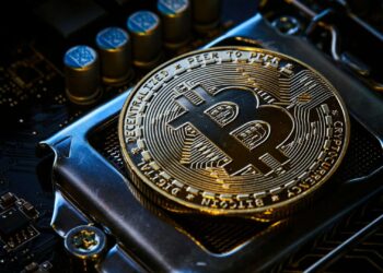 O fundo do Bitcoin não foi alcançado: os negociadores buscam a região de 74 mil dólares, enquanto a ameaça de tarifas da União Europeia de Trump arrasa os mercados