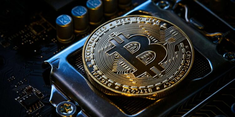 O fundo do Bitcoin não foi alcançado: os negociadores buscam a região de 74 mil dólares, enquanto a ameaça de tarifas da União Europeia de Trump arrasa os mercados
