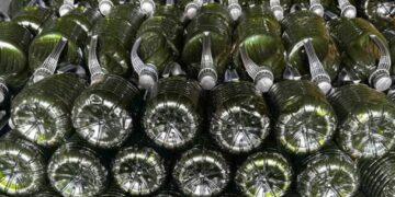 A Receita Federal recolhe 2 mil litros de azeite que era ilegal no Brasil