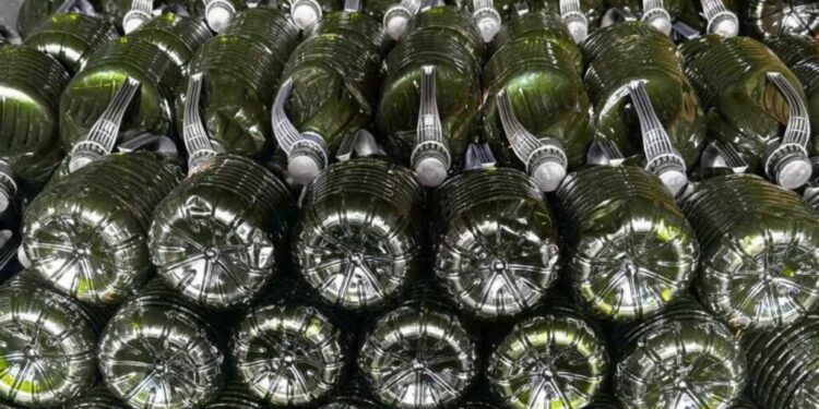 A Receita Federal recolhe 2 mil litros de azeite que era ilegal no Brasil
