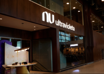 Nubank abre sala VIP no Aeroporto Internacional de Guarulhos para seus clientes Ultravioleta