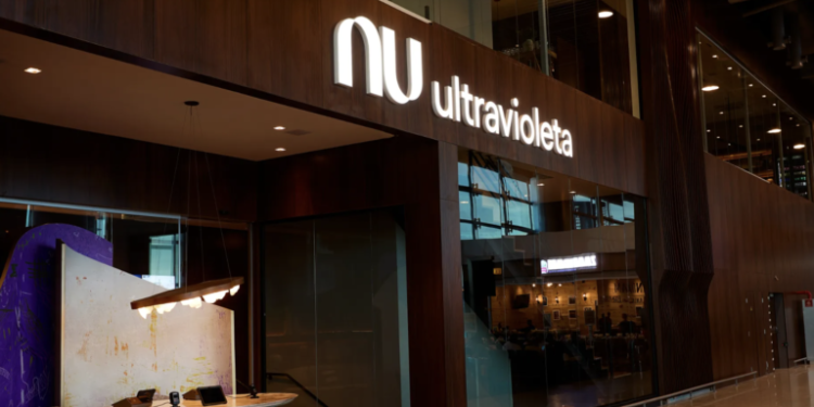 Nubank abre sala VIP no Aeroporto Internacional de Guarulhos para seus clientes Ultravioleta