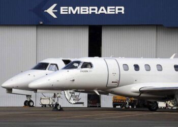 Embraer dispara 15,5% após encomenda histórica de jatos; quais são as implicações para EMBR3?