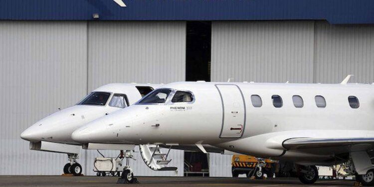 Embraer dispara 15,5% após encomenda histórica de jatos; quais são as implicações para EMBR3?
