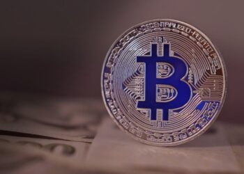 Bitcoin cai e atinge os 90 mil dólares após ataque cibernético e tarifas de Trump