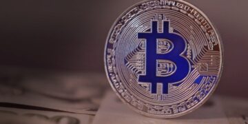 Bitcoin cai e atinge os 90 mil dólares após ataque cibernético e tarifas de Trump