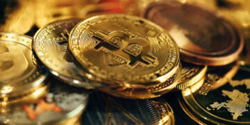 Bitcoin (BTC) a US$ 97 mil, ameaça de “tarifaço” nos juros e acusações do líder da Libra (LIBRA): veja o que marca o dia no mundo das criptomoedas