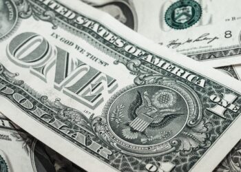 Ibovespa encerra em baixa, influenciado por Petrobras e instituições financeiras; o dólar recua