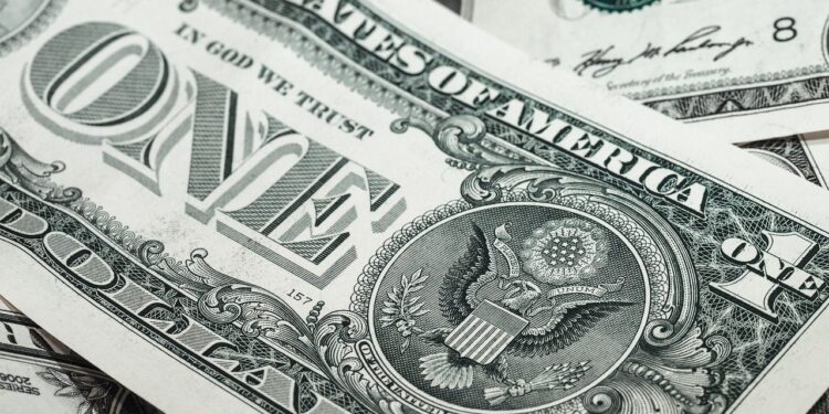 Ibovespa encerra em baixa, influenciado por Petrobras e instituições financeiras; o dólar recua