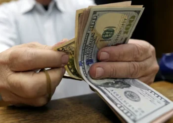 O dólar cai novamente e encerra abaixo de R$ 5,70, após o leilão de linhas de crédito do Banco Central