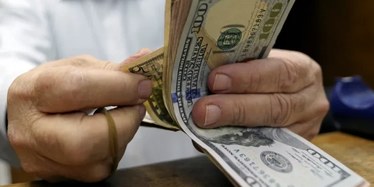 O dólar cai novamente e encerra abaixo de R$ 5,70, após o leilão de linhas de crédito do Banco Central