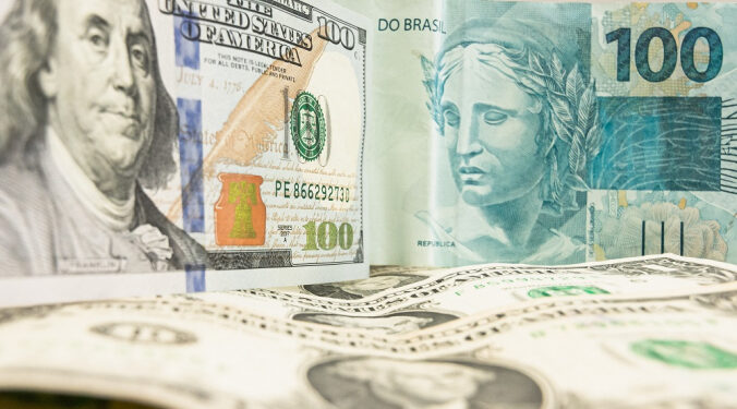 Dólar alcança R$ 5,72 após novas ameaças de tarifas por parte de Trump