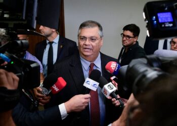 Dino destaca a ausência de detalhamento de R$ 469 milhões em emendas PIX e solicita investigação da CGU