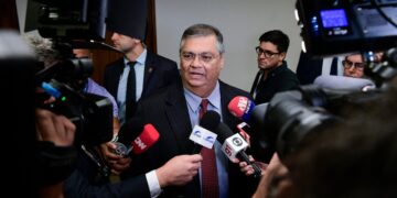 Dino destaca a ausência de detalhamento de R$ 469 milhões em emendas PIX e solicita investigação da CGU