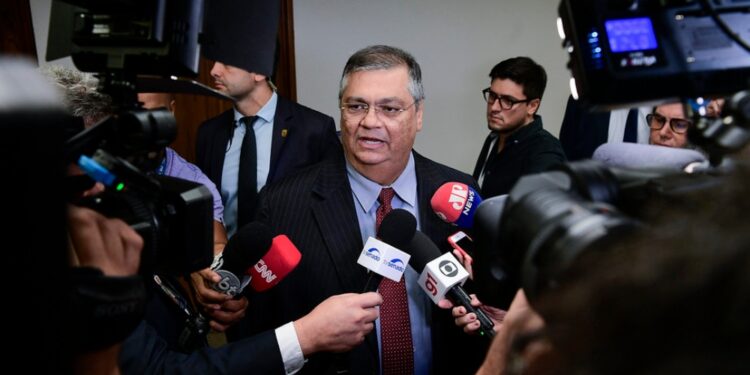 Dino destaca a ausência de detalhamento de R$ 469 milhões em emendas PIX e solicita investigação da CGU