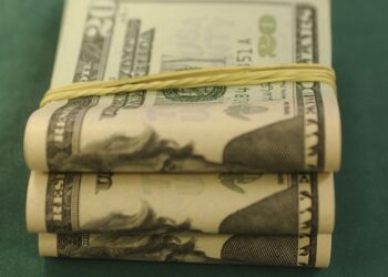 Dólar alcança R$ 5,80, mas perde vigor e encerra estável