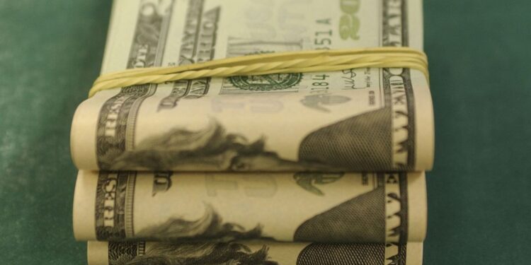 Dólar alcança R$ 5,80, mas perde vigor e encerra estável