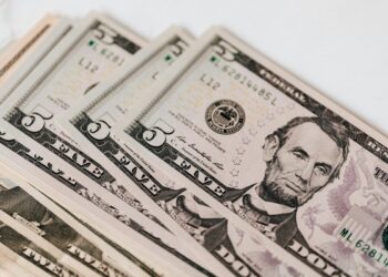 O dólar encerrou em baixa, cotado a R$ 5,768, apesar das tarifas impostas por Trump sobre o aço