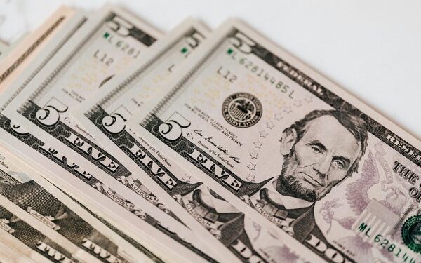 O dólar encerrou em baixa, cotado a R$ 5,768, apesar das tarifas impostas por Trump sobre o aço