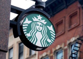 Starbucks realiza demissões em larga escala devido à diminuição das vendas