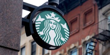 Starbucks realiza demissões em larga escala devido à diminuição das vendas