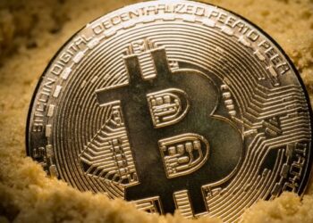 O Bitcoin alcança 58% de domínio, enquanto as altcoins lutam e os tokens legados demonstram sua força