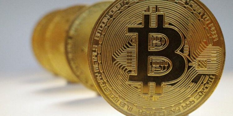 Bitcoin encerra em alta, impulsionado por notícias sobre tarifas e projeções para o Fed