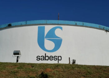 A Sabesp realiza um feirão para renegociar dívidas, oferecendo descontos de até 100% nos juros