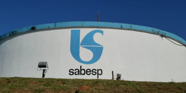 A Sabesp realiza um feirão para renegociar dívidas, oferecendo descontos de até 100% nos juros