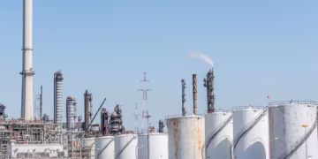 O preço do petróleo sobe em meio a tensões geopolíticas e sanções contra o Irã