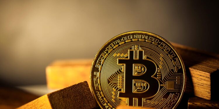 Bitcoin cai mais de 5% e atinge o valor mais baixo em quatro meses