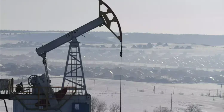 No comércio de petróleo com China e Índia, a Rússia emprega criptomoedas para driblar as sanções ocidentais