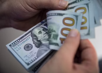 O dólar recua 0,75% e encerra o dia a R$ 5,70, influenciado pela ata do Copom, Haddad e as tarifas americanas