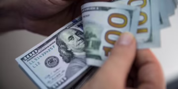O dólar recua 0,75% e encerra o dia a R$ 5,70, influenciado pela ata do Copom, Haddad e as tarifas americanas