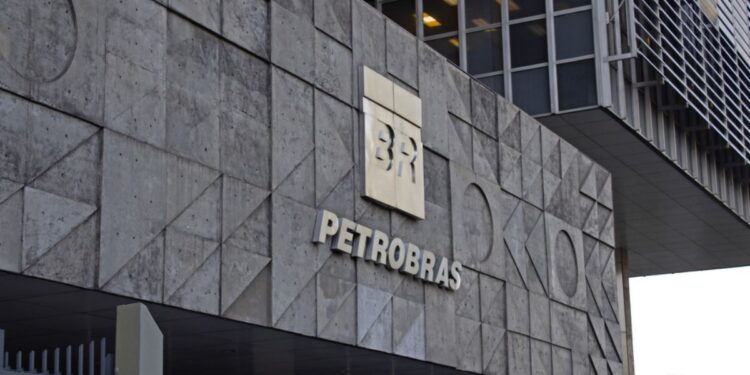 Petrobras (PETR4): UBS BB diminui a meta de preço, mas mantém a recomendação de compra