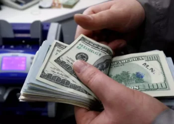 O dólar encerrou em baixa, cotado a R$ 5,80, em meio a tensões comerciais relacionadas à tarifa e ao fluxo de vendas