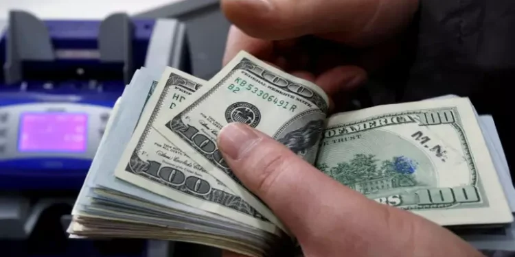 O dólar encerrou em baixa, cotado a R$ 5,80, em meio a tensões comerciais relacionadas à tarifa e ao fluxo de vendas