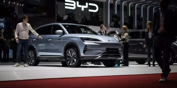 BYD ultrapassa Tesla e alcança vendas de US$ 107 bi em 2024