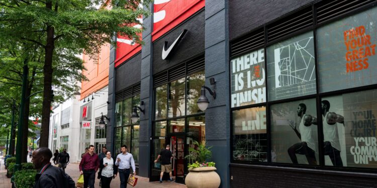 A Nike enfrenta uma crise com investidores por causa da redução nas vendas