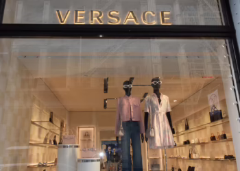 Compreenda as repercussões da possível compra da Versace pela Prada