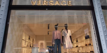 Compreenda as repercussões da possível compra da Versace pela Prada