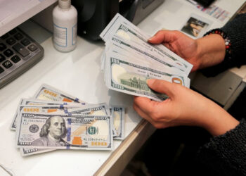 O dólar recua e encerra a R$ 5,811, influenciado pelo exterior e por ajustes de posições após a valorização de anteontem