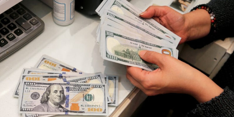 O dólar recua e encerra a R$ 5,811, influenciado pelo exterior e por ajustes de posições após a valorização de anteontem