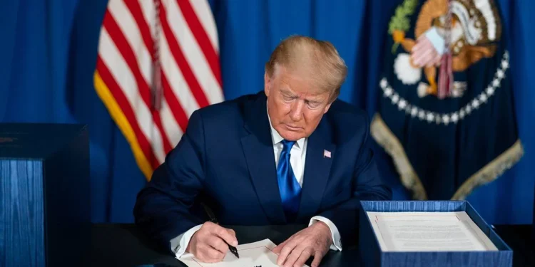 Trump se compromete a assinar a lei sobre stablecoins antes de agosto, pondo fim ao desbancarização das criptomoedas