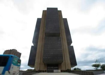 A autoridade monetária do Brasil não tem o tipo de estrutura de autofinanciamento existente no Federal Reserve dos EUA e em outros bancos centrais e, em vez disso, está sujeita a dotações definidas pelo governo e pelo legislativo.