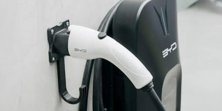 A BYD apresentou um novo sistema para carros elétricos que, segundo a montadora chinesa, permitirá que eles carreguem quase tão rápido quanto um carro comum leva para reabastecer