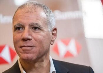 A reestruturação economizará US$ 1,5 bilhão em custos de eficiência e permitirá que o banco invista em áreas em que tem mais vantagem competitiva para gerar receita de “qualidade”, disse o CEO Georges Elhedery.