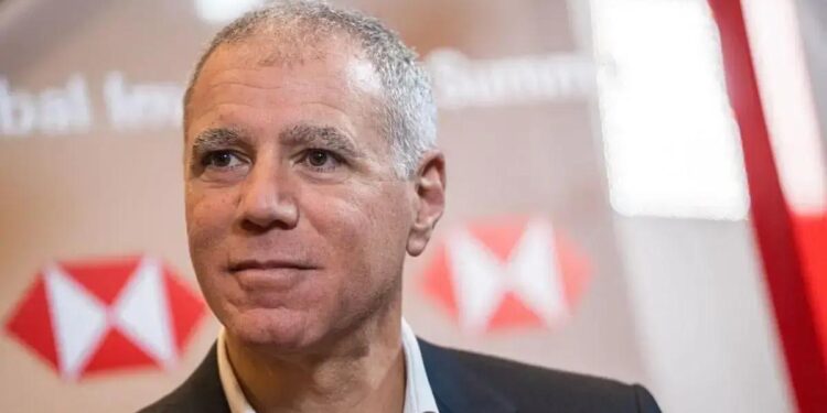 A reestruturação economizará US$ 1,5 bilhão em custos de eficiência e permitirá que o banco invista em áreas em que tem mais vantagem competitiva para gerar receita de “qualidade”, disse o CEO Georges Elhedery.